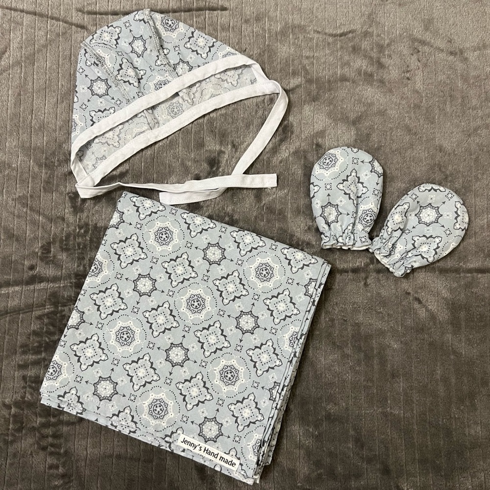 Newborn Baby Cotton Swaddle Blanket Top Knot Hat Gloves Light Blue With White